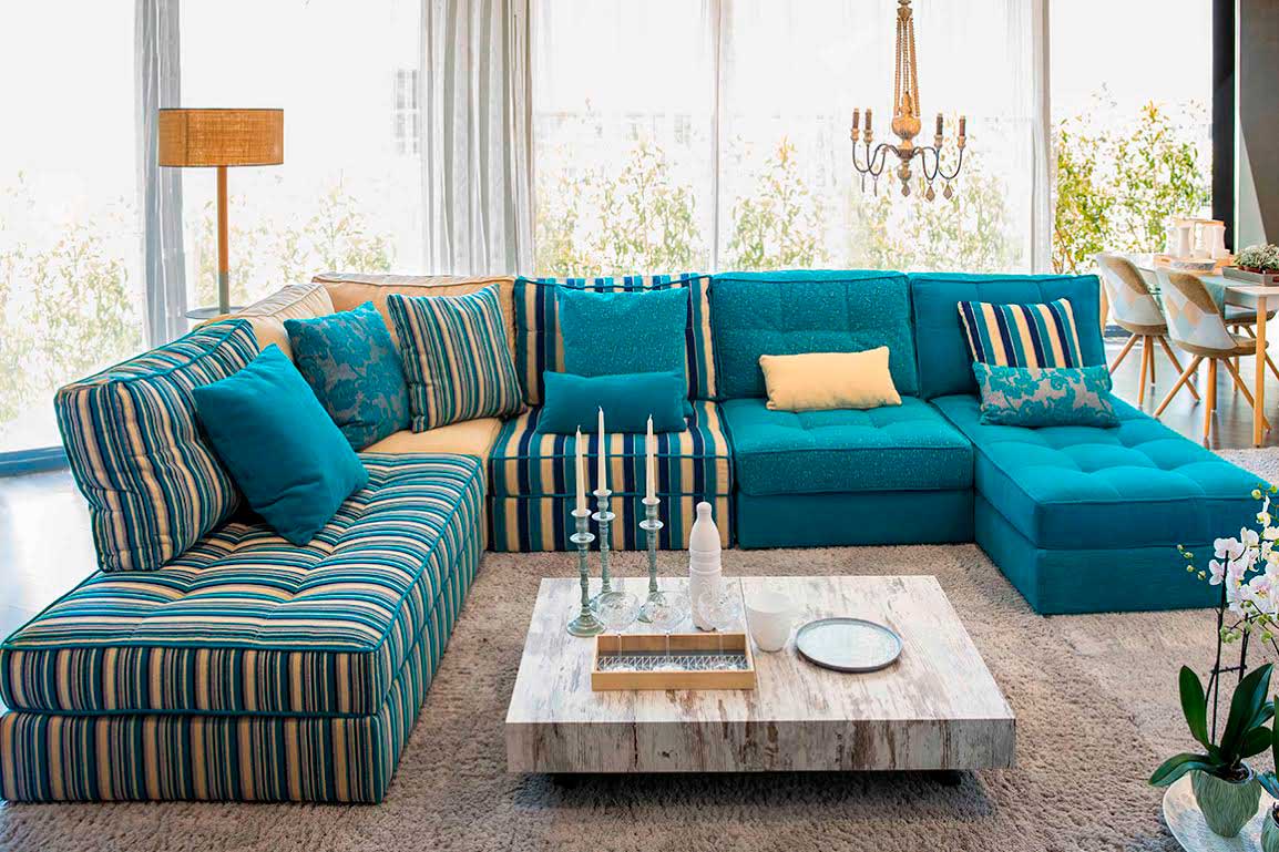 salón con sofá esquinero azul