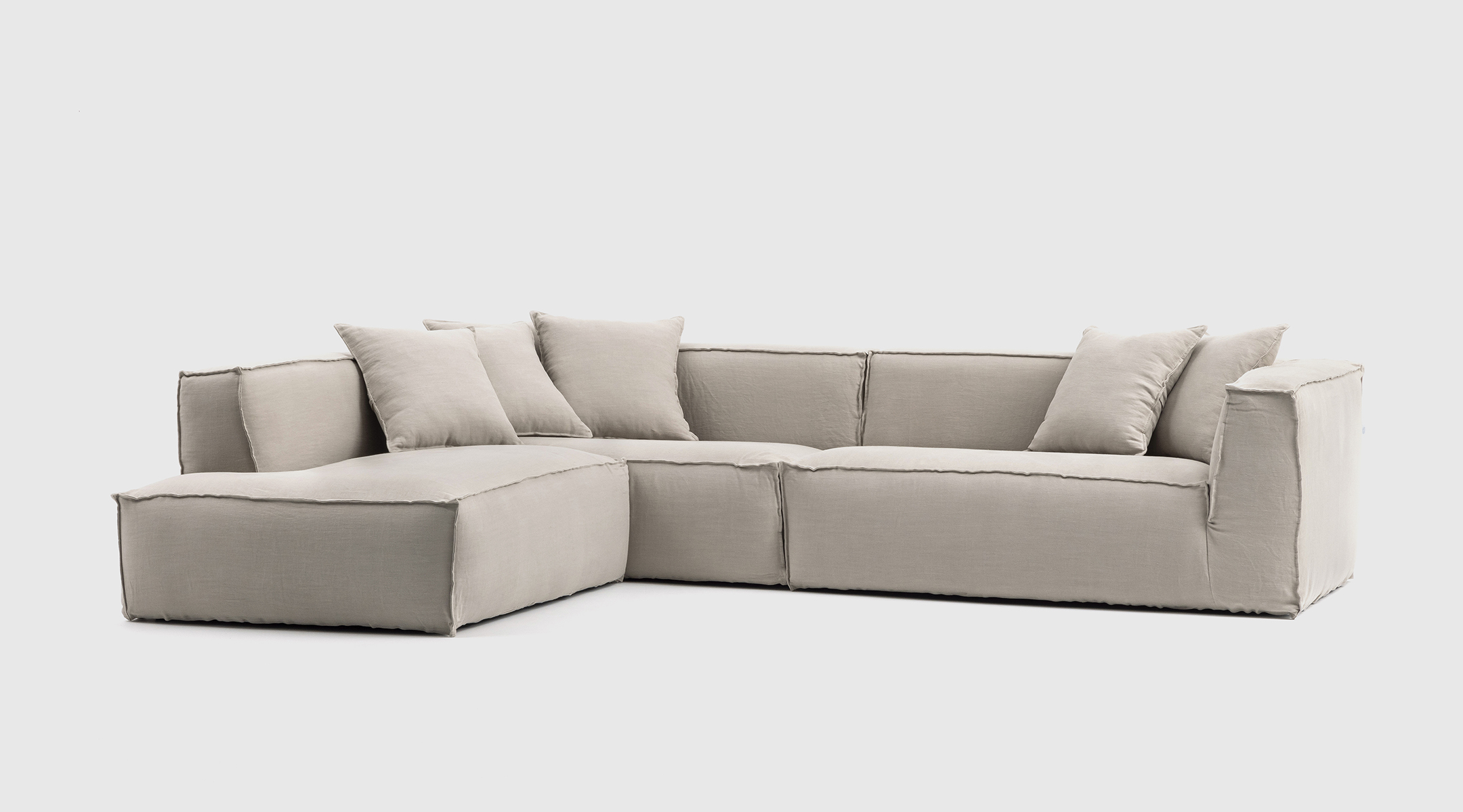 Sofá Green rinconera 320×240 cm en tela Adu gris Sofá Green rinconera de 320 x 240 cm con terminal abierto tapizado en tela Adu gris, 100% desenfundable y con asientos de goma y fibra