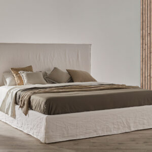 Cama canapé Palm con cabezal tapizado en tonos naturales Cama canapé Palm con cabezal tapizado en tonos naturales y diseño sereno para dormitorios acogedores