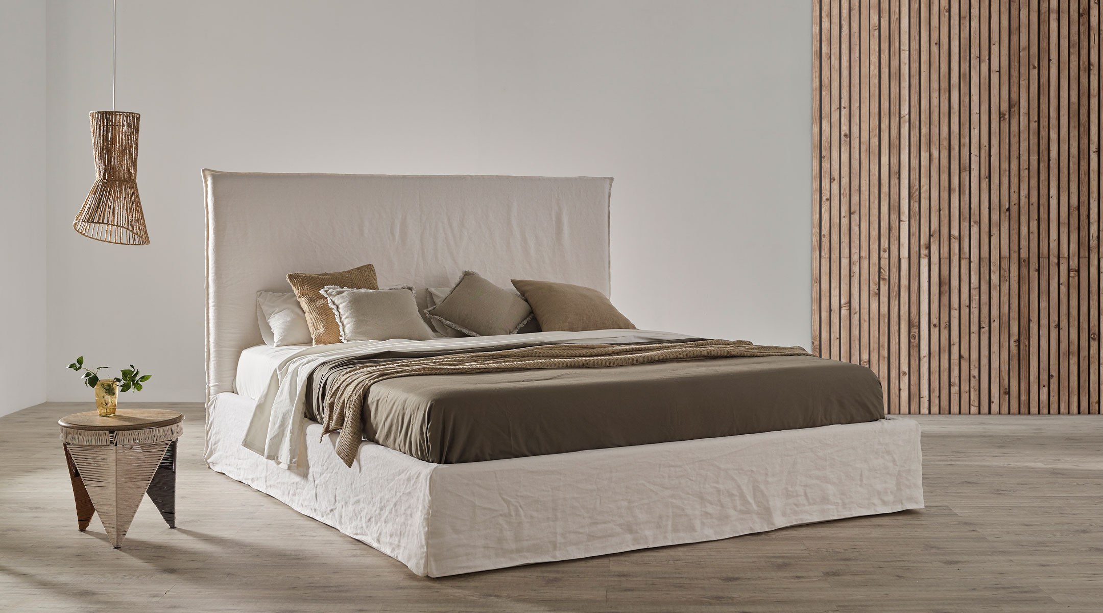 Cama canapé Palm con cabezal tapizado en tonos naturales Cama canapé Palm con cabezal tapizado en tonos naturales y diseño sereno para dormitorios acogedores