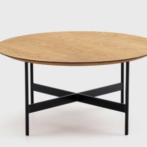 Mesa de centro Odei de Mimma Gallery con tablero redondo de roble y base negra en forma de cruz, diseño moderno y funcional de 80 cm de diámetro.