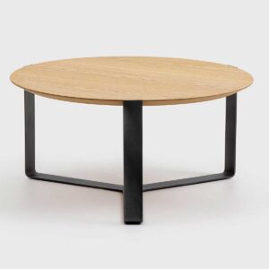 Mesa de centro Guren de Mimma Gallery con tablero redondo de nogal y base triangular de forja, diseño elegante y contemporáneo para salones minimalistas.