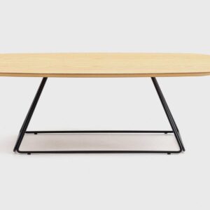 Mesa de centro DARI de Mimma Gallery con tablero rectangular de roble y base piramidal metálica, diseño elegante y contemporáneo.