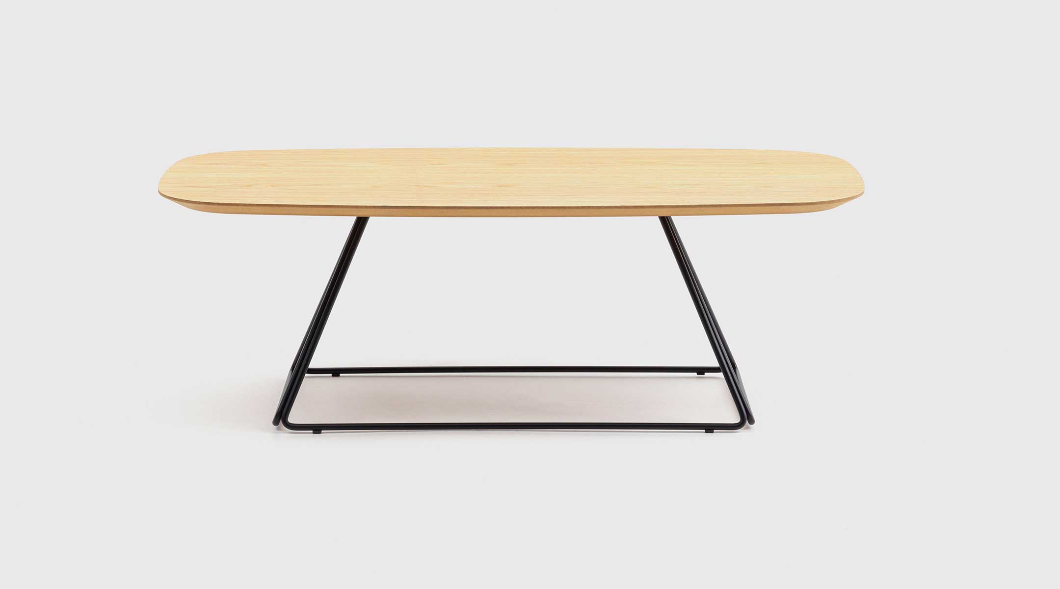 Mesa de centro DARI de Mimma Gallery con tablero rectangular de roble y base piramidal metálica, diseño elegante y contemporáneo.