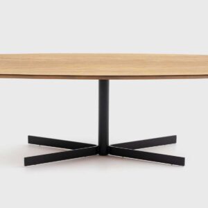 Mesa de centro Irai de Mimma Gallery con tablero rectangular de roble y base de forja negra, diseño contemporáneo con esquinas redondeadas.
