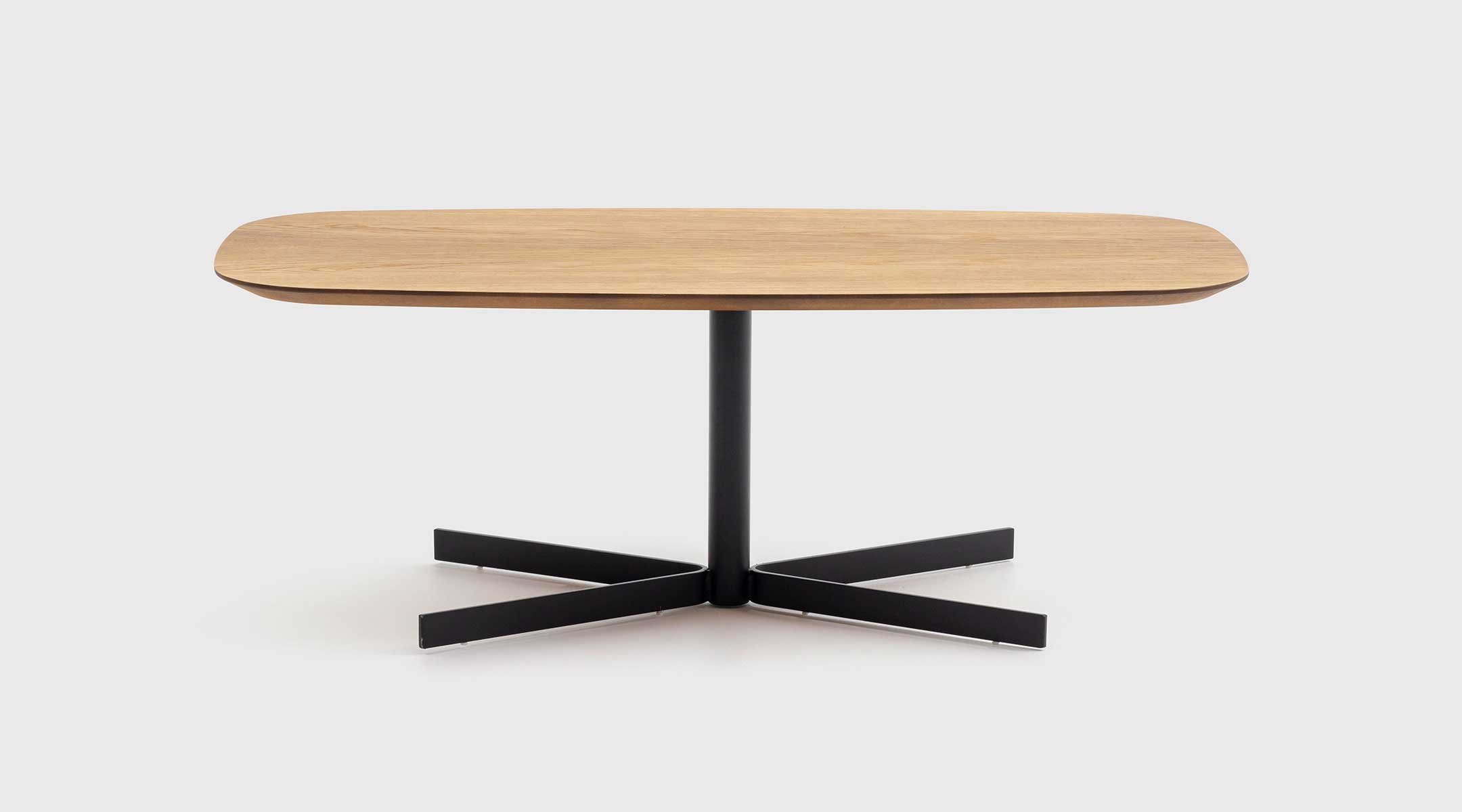 Mesa de centro Irai de Mimma Gallery con tablero rectangular de roble y base de forja negra, diseño contemporáneo con esquinas redondeadas.