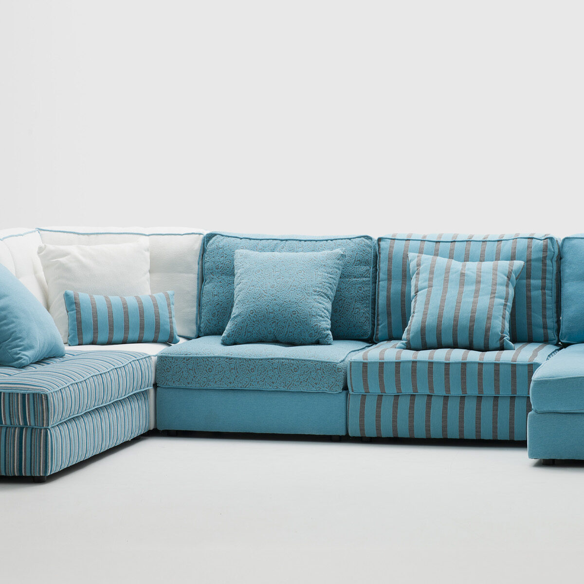 : Sofá de gran confort Chill Out con chaise longue a la izquierda, estructura de pino y acero con asientos antialérgicos.