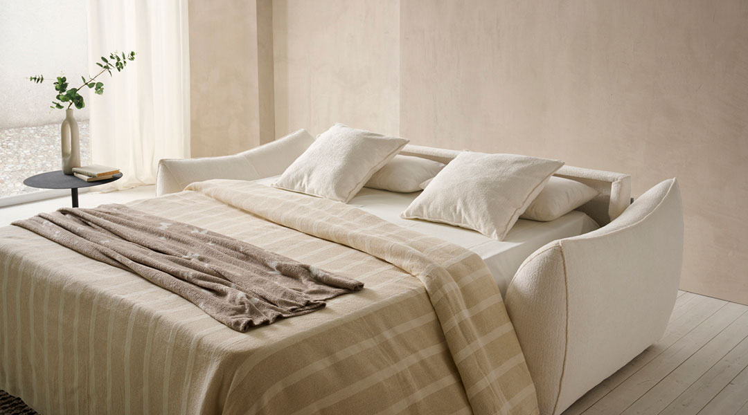 Sofá Cama Matisse - Sistema Italiano y Fácil Limpieza Sofá cama con sistema de apertura italiano modelo Matisse abierto con almohadas desenfundables y estructura desmontable.