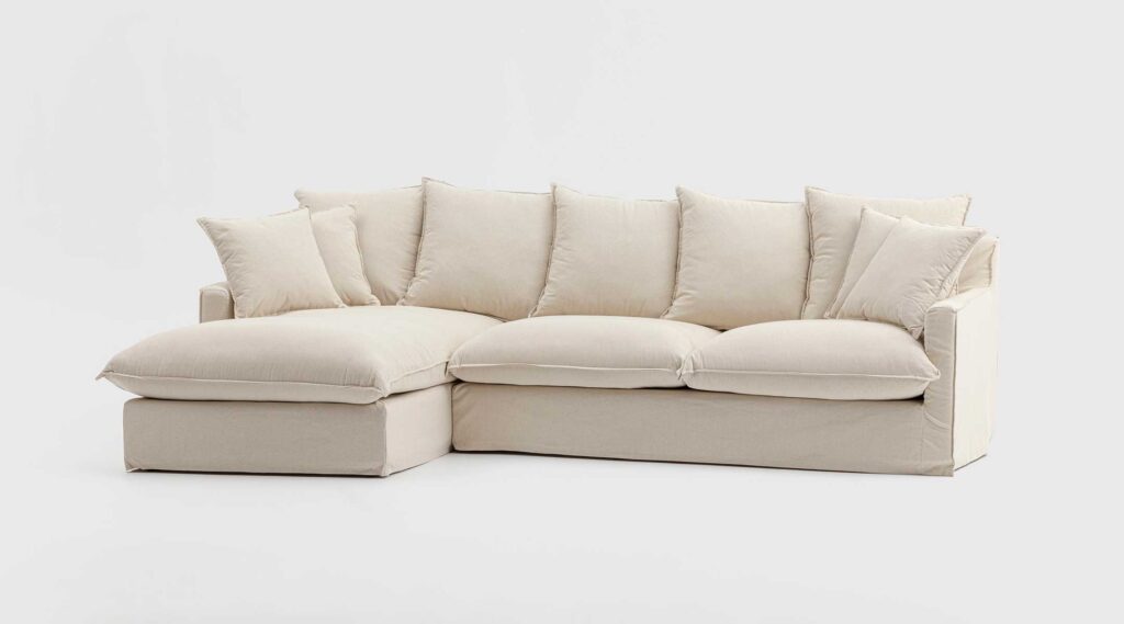 Sofá Namasté con chaise longue izquierda de 260 x 170 cm tapizado en tela Linun Natural, con asientos y respaldos de fibra Dofill y 100% desenfundable