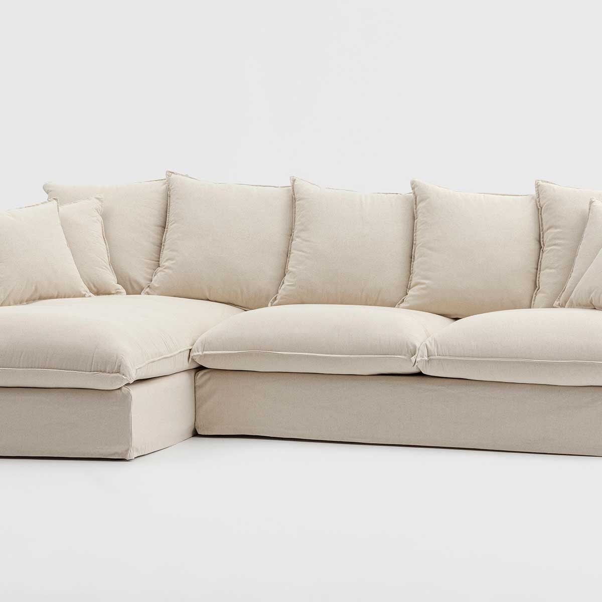 Sofá Namasté con chaise longue izquierda de 260 x 170 cm tapizado en tela Linun Natural, con asientos y respaldos de fibra Dofill y 100% desenfundable