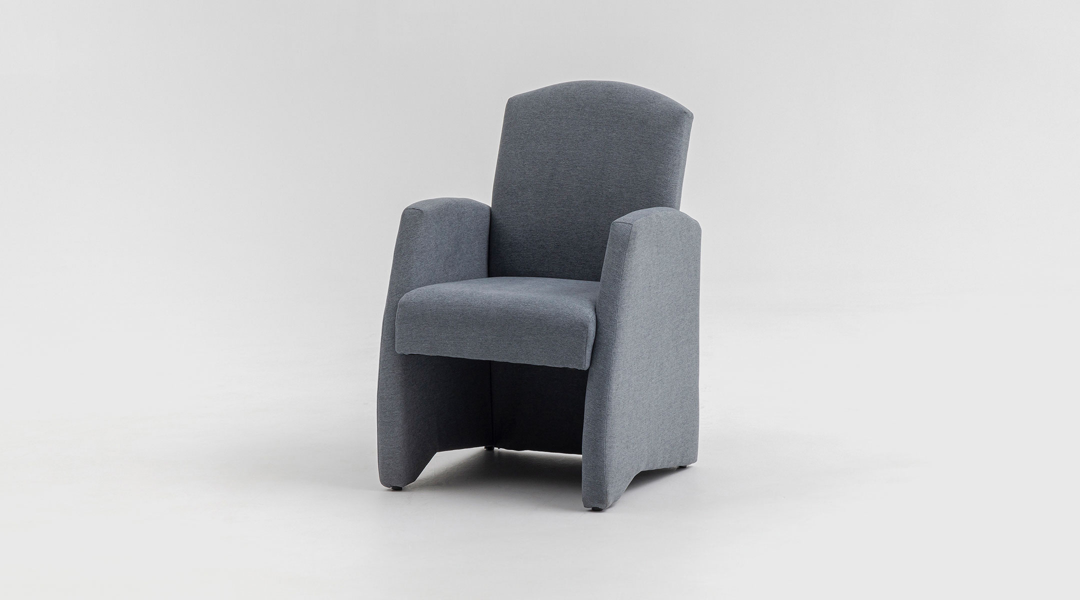 Butaca Ursa tapizada en tela Pisa 23 color gris con estructura de madera de pino y asiento firme