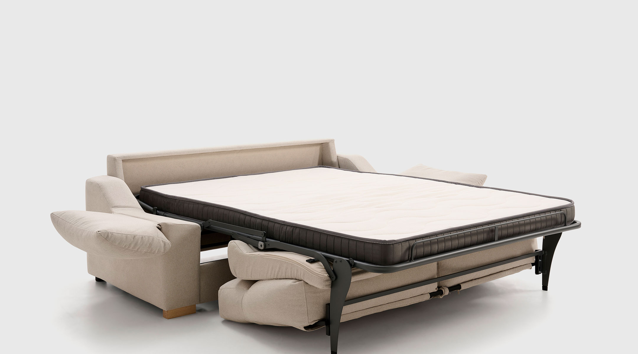 Sofá Cama Cool - Apertura Italiana y Cama 140x200 Sofá cama abierto con sistema italiano modelo Cool, cama de 140x200 cm y kit de desplazamiento opcional.