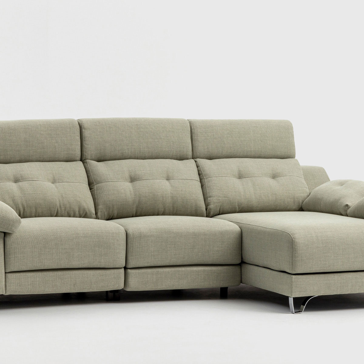 Sofá Sally con chaise longue izquierda de 292 x 175 cm tapizado en tela Basquet Lino, con sistema relax eléctrico, botonera USB y arcón en los brazos