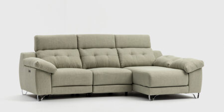 Sofá Sally con chaise longue izquierda de 292 x 175 cm tapizado en tela Basquet Lino, con sistema relax eléctrico, botonera USB y arcón en los brazos