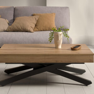 Mesa de centro Thai en color natural de Mimma Gallery Mesa de centro Thai de Mimma Gallery en color natural con mecanismo elevable y extensible, diseño moderno y multifuncional con batería y botonera integrada.