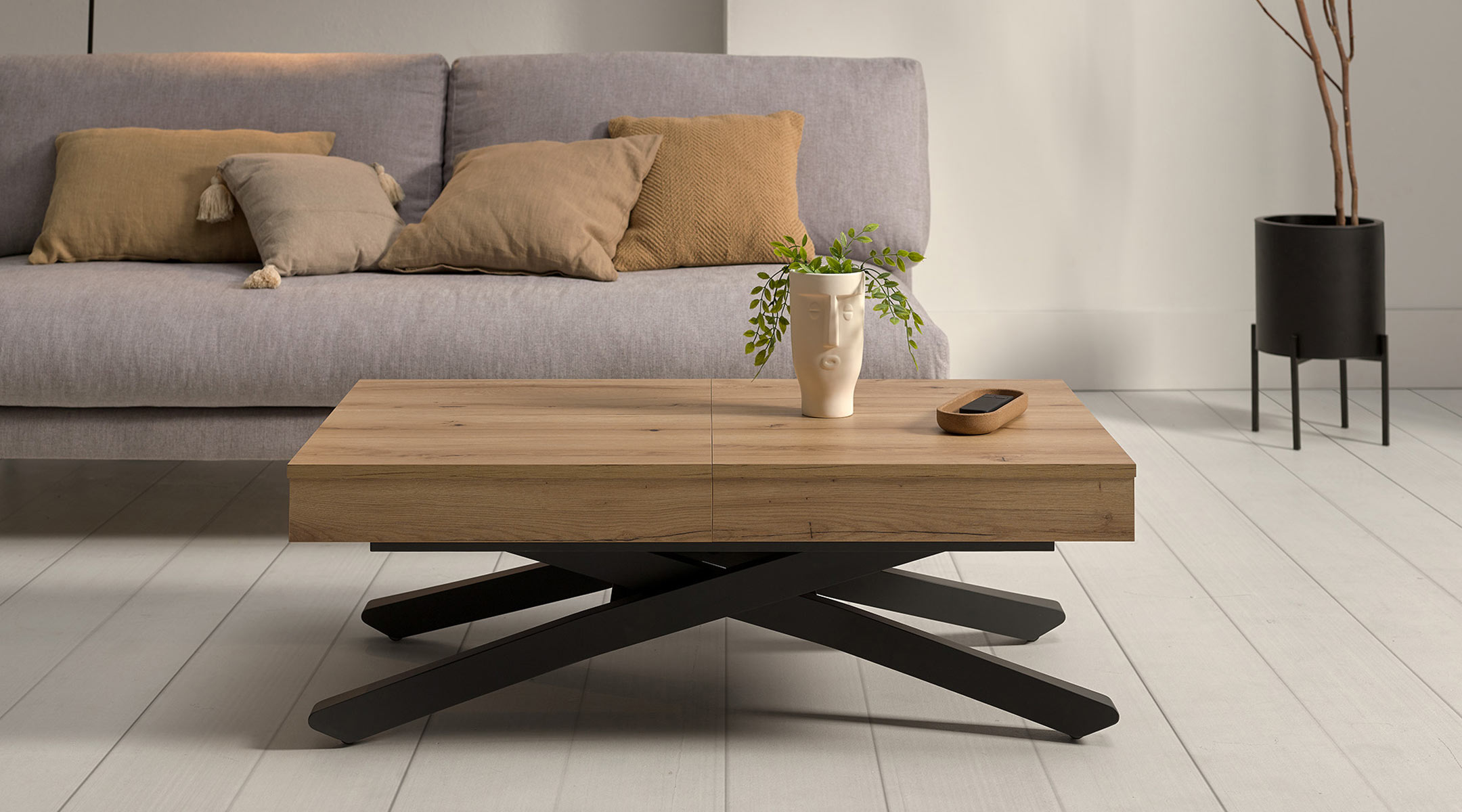 Mesa de centro Thai en color natural de Mimma Gallery Mesa de centro Thai de Mimma Gallery en color natural con mecanismo elevable y extensible, diseño moderno y multifuncional con batería y botonera integrada.