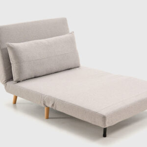 Sofá Cama Zare Perla - Confort Compacto Detalle de sofá cama Zare perla cerrado con cojín riñonera y sistema de apertura rápida clic-clac.