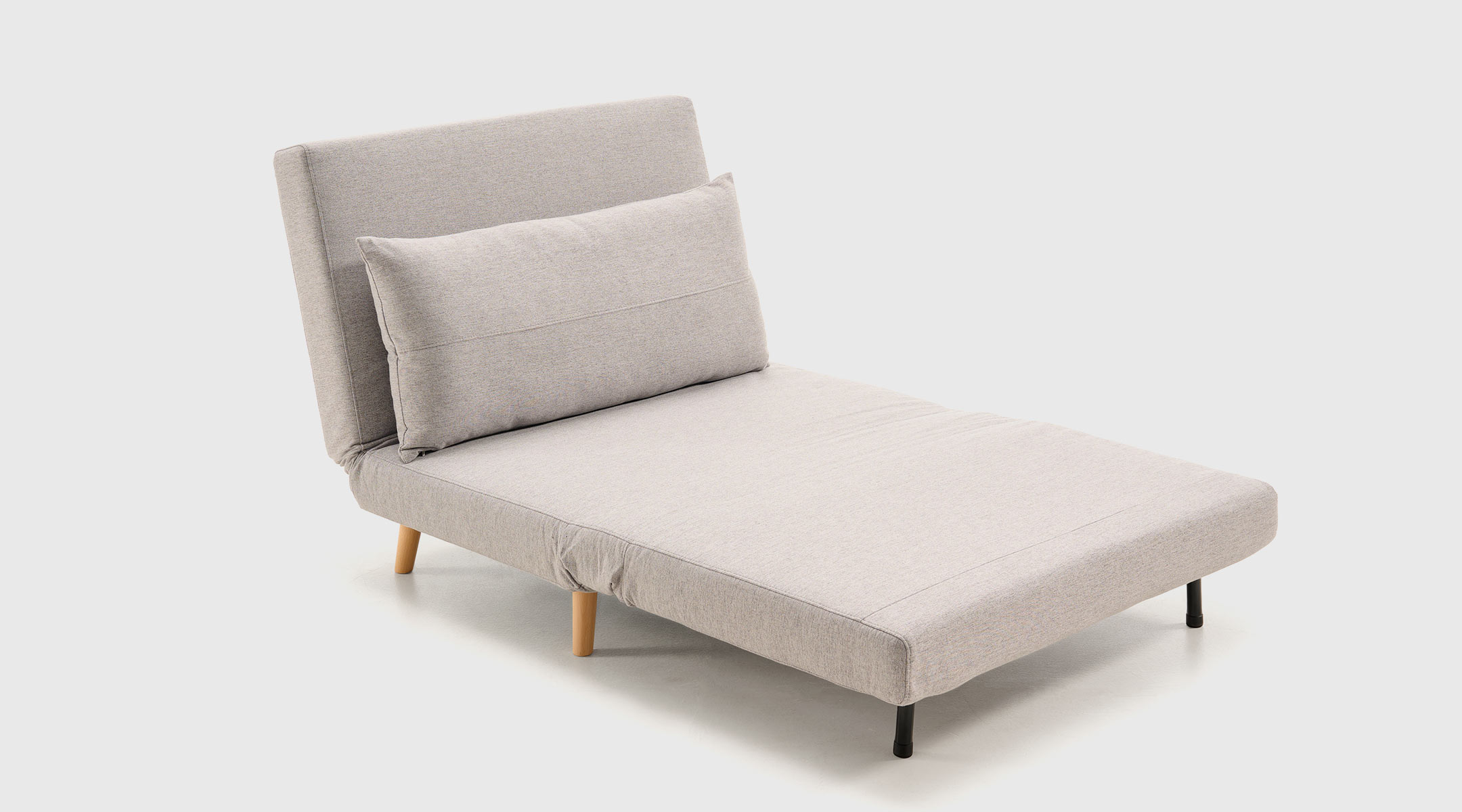 Sofá Cama Zare Perla - Confort Compacto Detalle de sofá cama Zare perla cerrado con cojín riñonera y sistema de apertura rápida clic-clac.