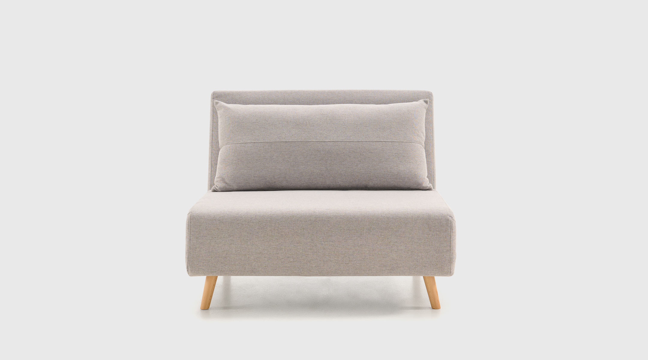 Sofá cama Zare perla · sistema clic-clac y diseño compacto Sofá cama Zare color perla con sistema clic-clac y cojín riñonera