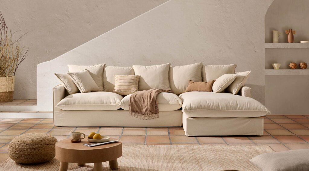 Sofá Namasté con chaise longue derecha de 260 x 170 cm tapizado en tela Linun Natural, con asientos y respaldos de fibra Dofill y 100% desenfundable