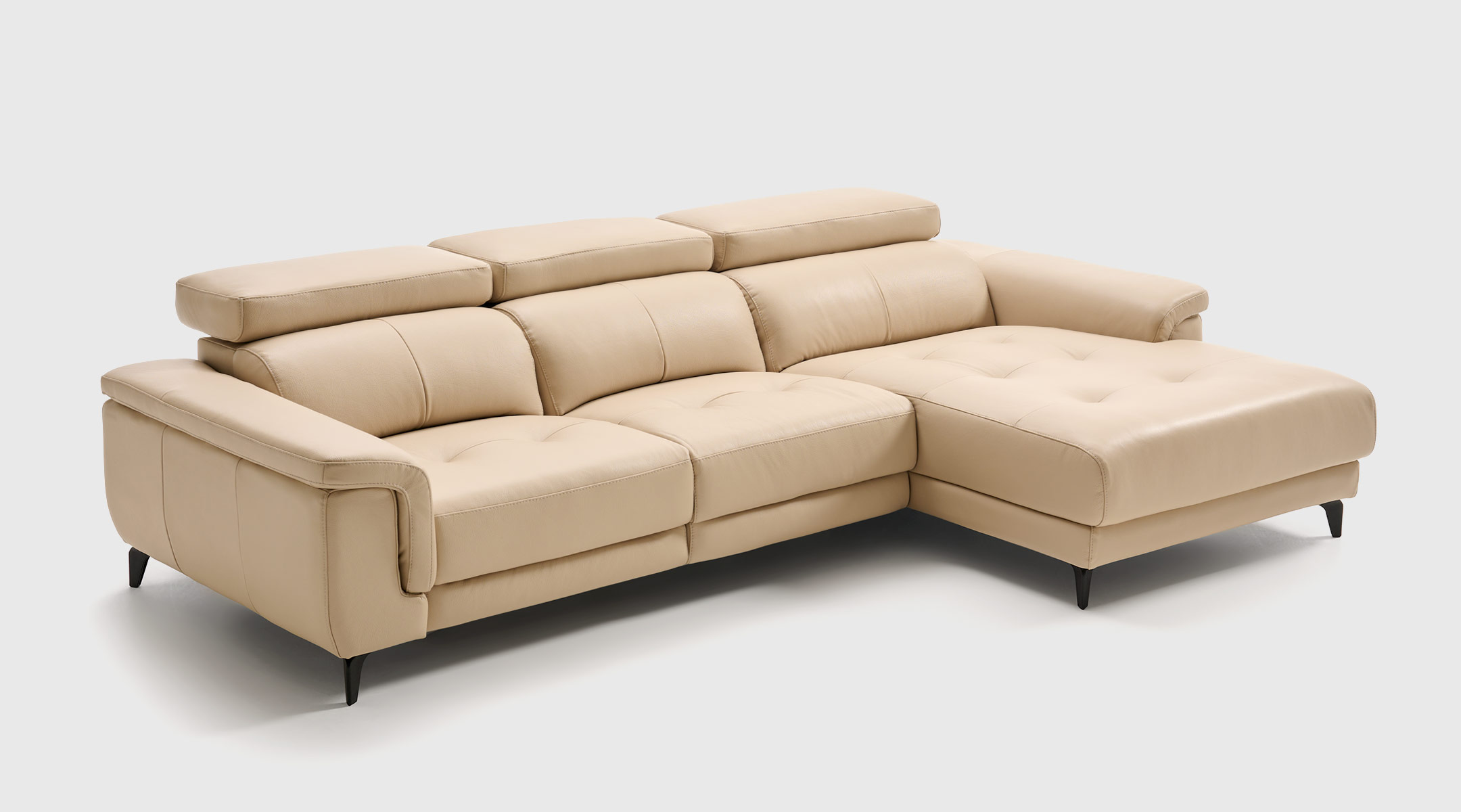 Sofá Marco con chaise longue izquierda de 266 x 168 cm tapizado en piel Gaba color Pietra, con 2 relax eléctricos y cabezales manuales