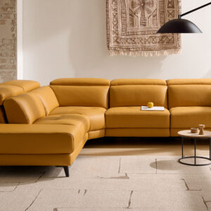 chaise-longue-moris-1 Sofá Moris rinconera con terminal abierto de 311 x 250 cm tapizado en piel Juno Giallino, con 2 asientos relax eléctricos y cabezales motorizados