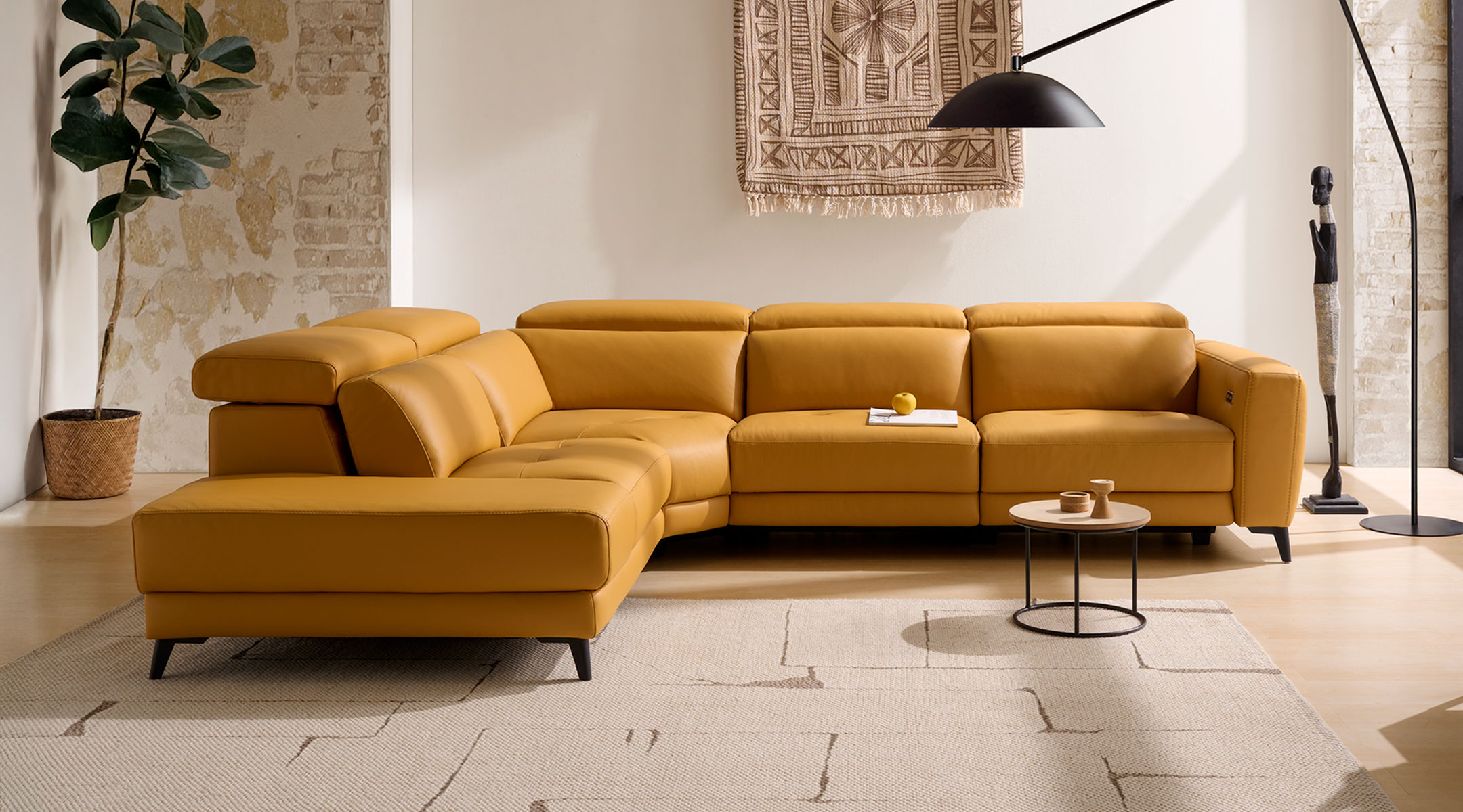 chaise-longue-moris-1 Sofá Moris rinconera con terminal abierto de 311 x 250 cm tapizado en piel Juno Giallino, con 2 asientos relax eléctricos y cabezales motorizados