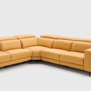 sofa-rinconera-piel-moris-relax-electrico. Sofá Moris rinconera con terminal abierto de 311 x 250 cm tapizado en piel Juno Giallino, con 2 asientos relax eléctricos y cabezales motorizados