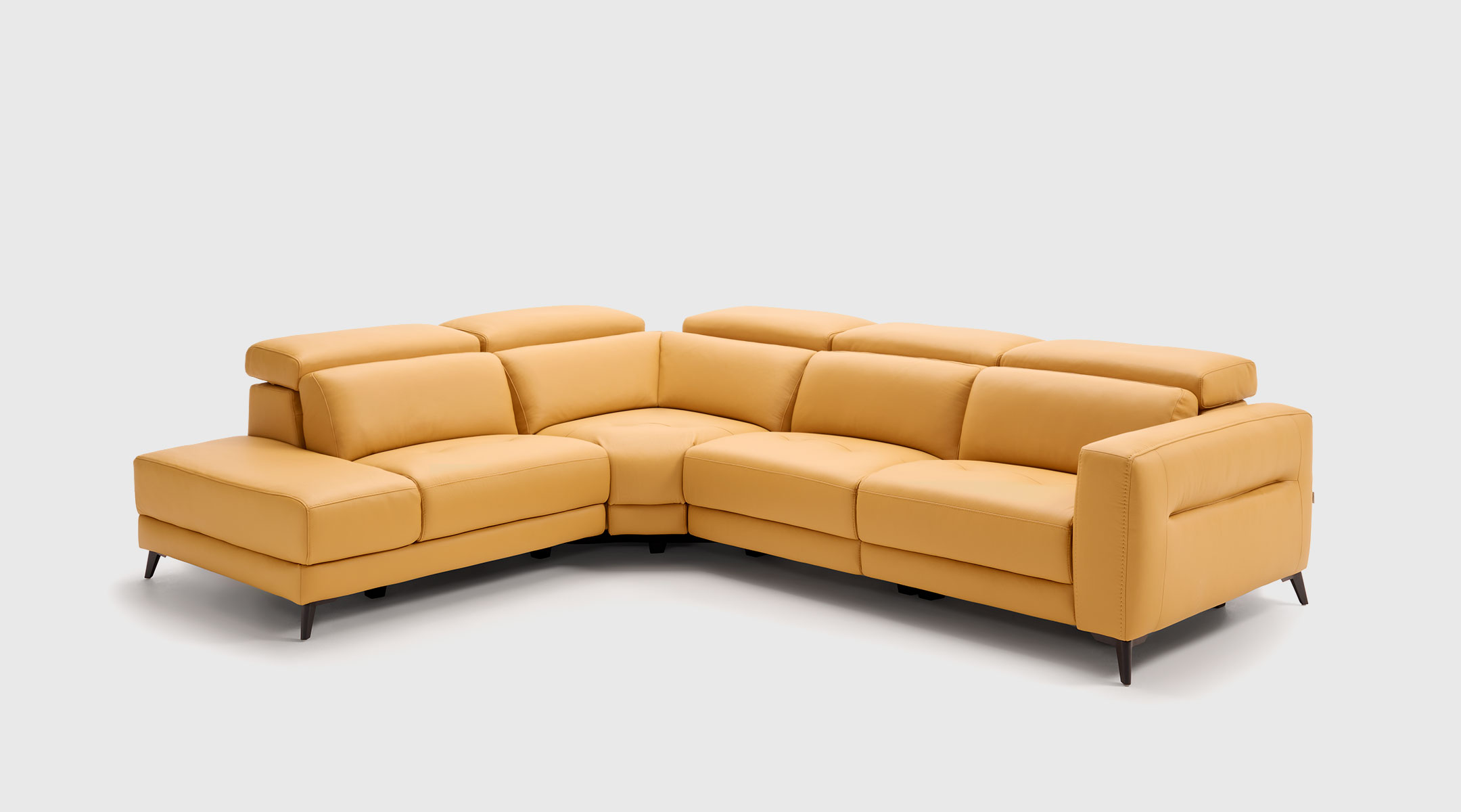 sofa-rinconera-piel-moris-relax-electrico. Sofá Moris rinconera con terminal abierto de 311 x 250 cm tapizado en piel Juno Giallino, con 2 asientos relax eléctricos y cabezales motorizados
