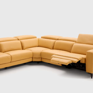 chaise-longue-moris-3 Sofá Moris rinconera con terminal abierto de 311 x 250 cm tapizado en piel Juno Giallino, con 2 asientos relax eléctricos y cabezales motorizados