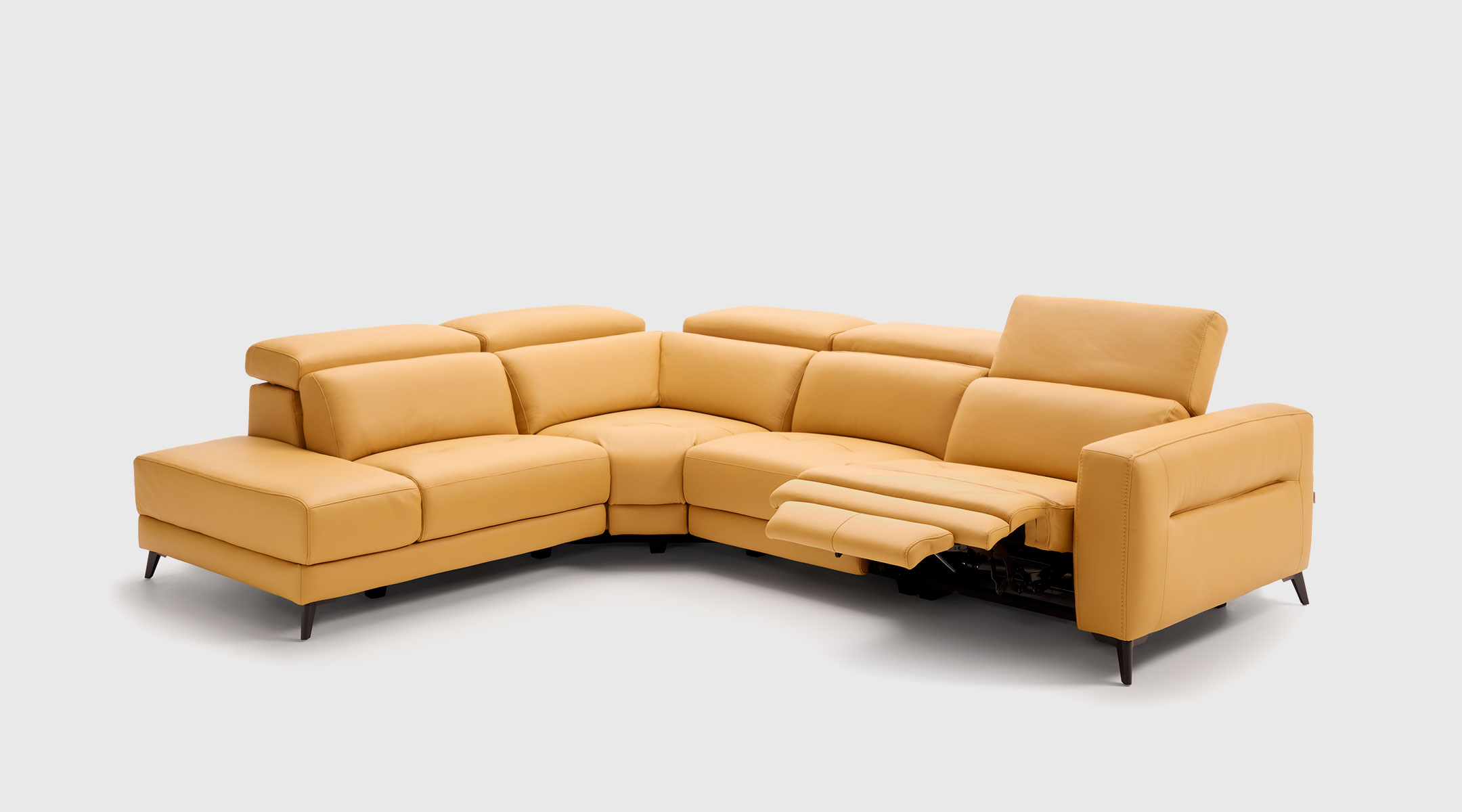 chaise-longue-moris-3 Sofá Moris rinconera con terminal abierto de 311 x 250 cm tapizado en piel Juno Giallino, con 2 asientos relax eléctricos y cabezales motorizados