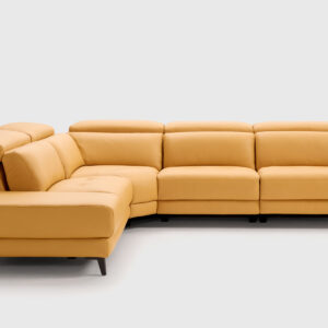 Sofá Moris rinconera 311×250 cm en piel Juno Giallino con relax eléctrico Sofá Moris rinconera con terminal abierto de 311 x 250 cm tapizado en piel Juno Giallino, con 2 asientos relax eléctricos y cabezales motorizados