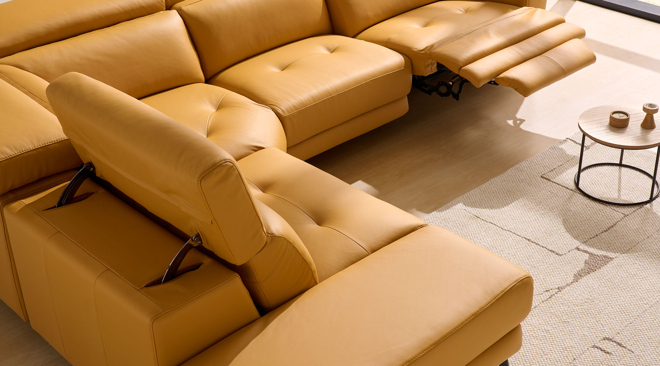 chaise-longue-moris-4 Sofá Moris rinconera con terminal abierto de 311 x 250 cm tapizado en piel Juno Giallino, con 2 asientos relax eléctricos y cabezales motorizados