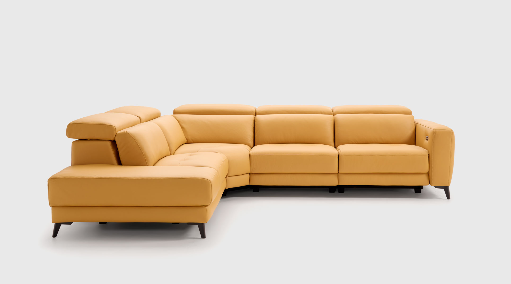 Sofá Moris rinconera 311×250 cm en piel Juno Giallino con relax eléctrico Sofá Moris rinconera con terminal abierto de 311 x 250 cm tapizado en piel Juno Giallino, con 2 asientos relax eléctricos y cabezales motorizados