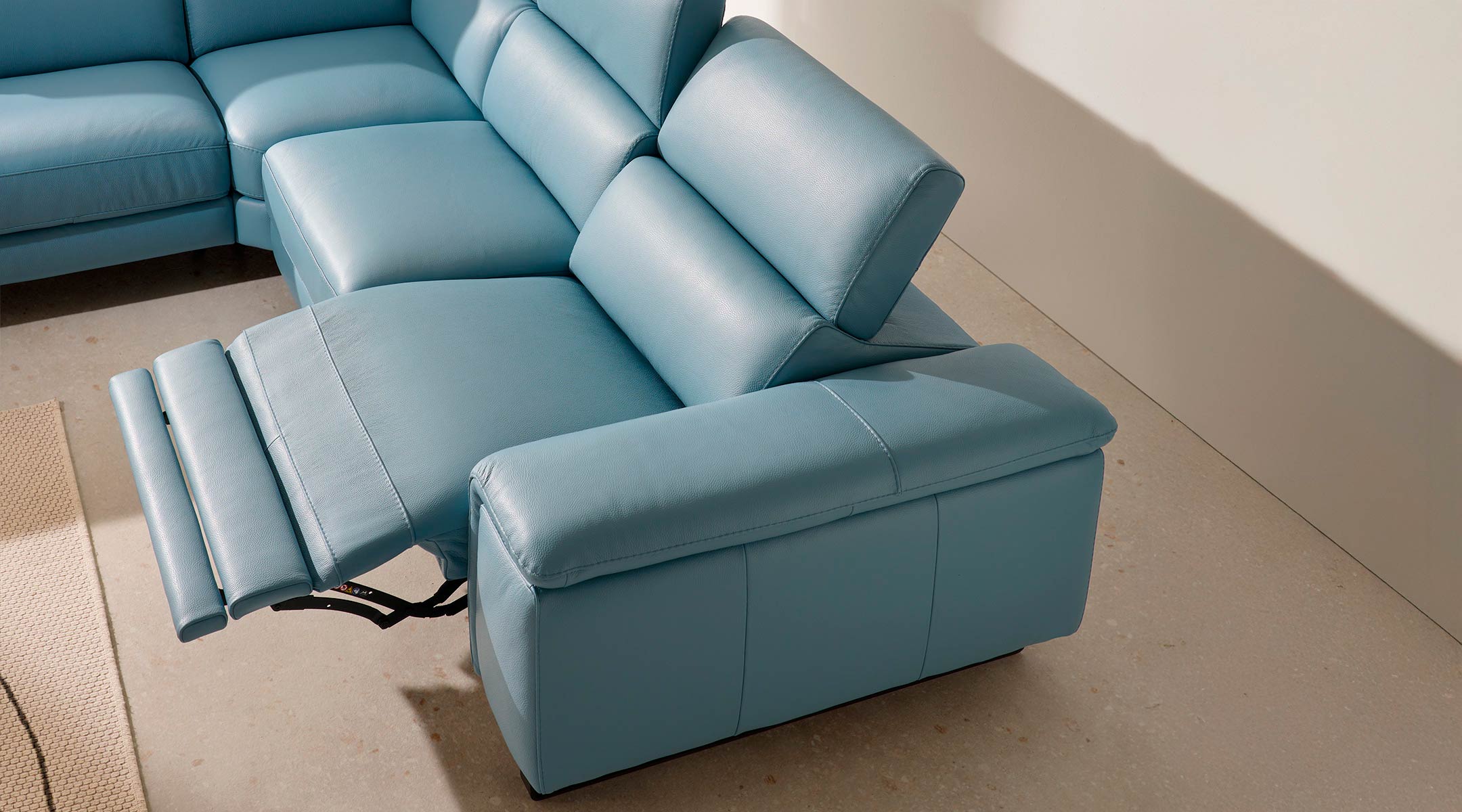 chaise-longue-zone-azul-dcha-2 Rinconera de piel azul con relax eléctrico, chaise derecha, asiento de alta densidad y patas metálicas color moka