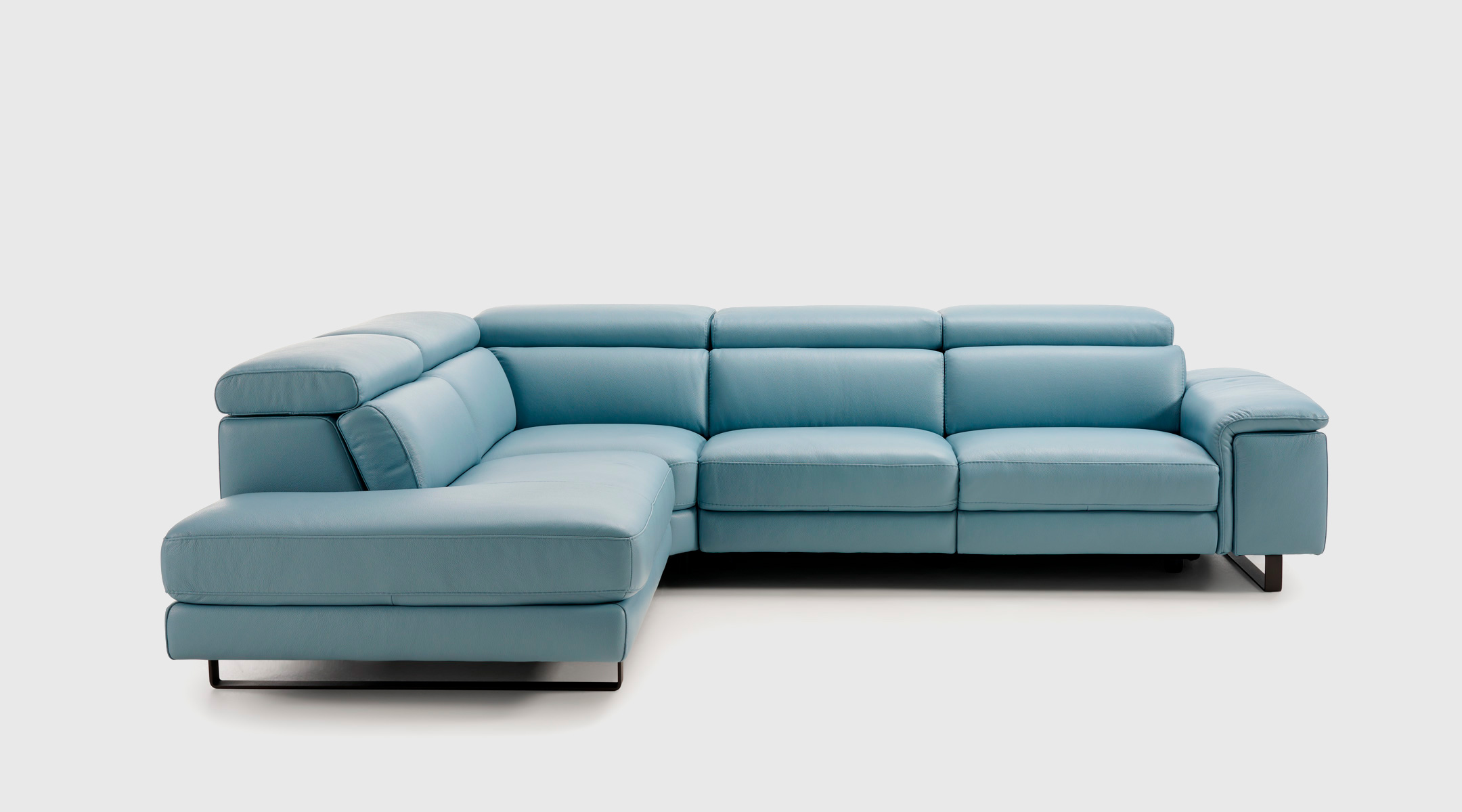 Sofá Zone chaise longue en piel azul con relax eléctrico Sofá Zone con chaise longue tapizado en piel flor vacuna azul, con relax eléctrico y cabezales reclinables