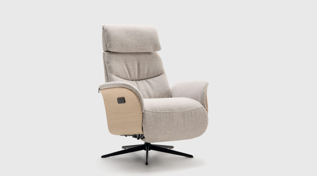 Sillón Erika con relax eléctrico tapizado en tela Oasis Shell 9832 y base redonda de diseño nórdico