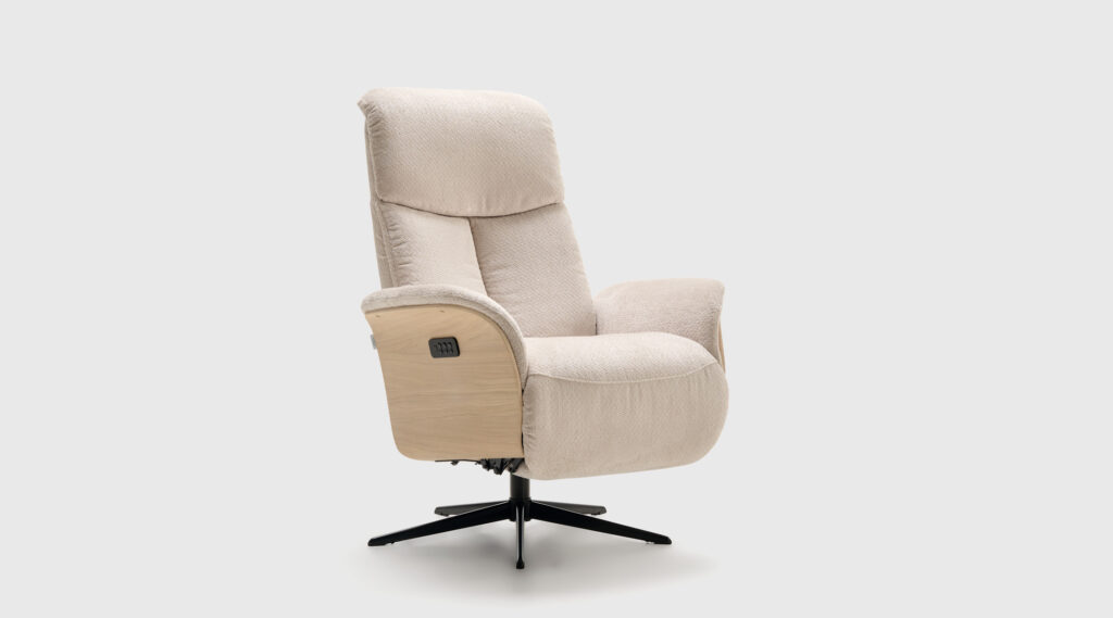 Sillón Inga con relax eléctrico tapizado en tejido Movie Shell 9283 y brazos personalizables en madera