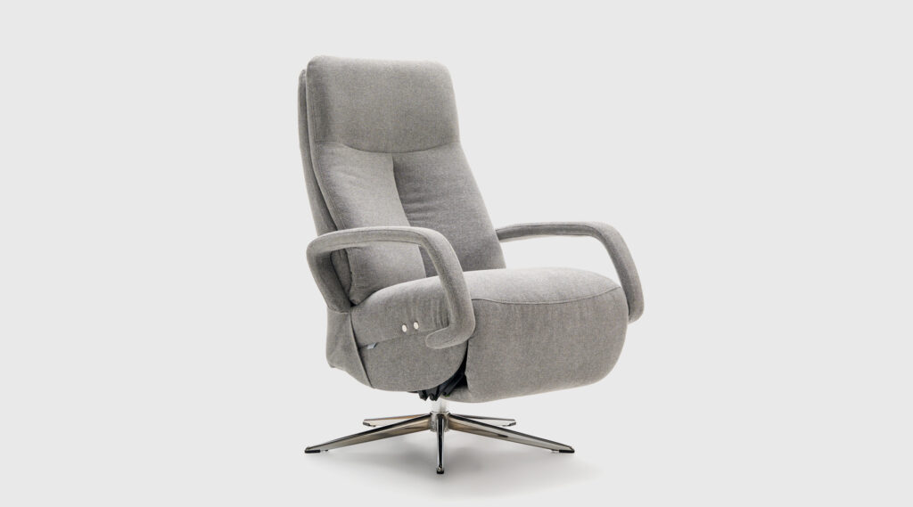 Sillón Olaf con relax eléctrico tapizado en tela Bloq Zinc 3231 y diseño compacto de estilo nórdico