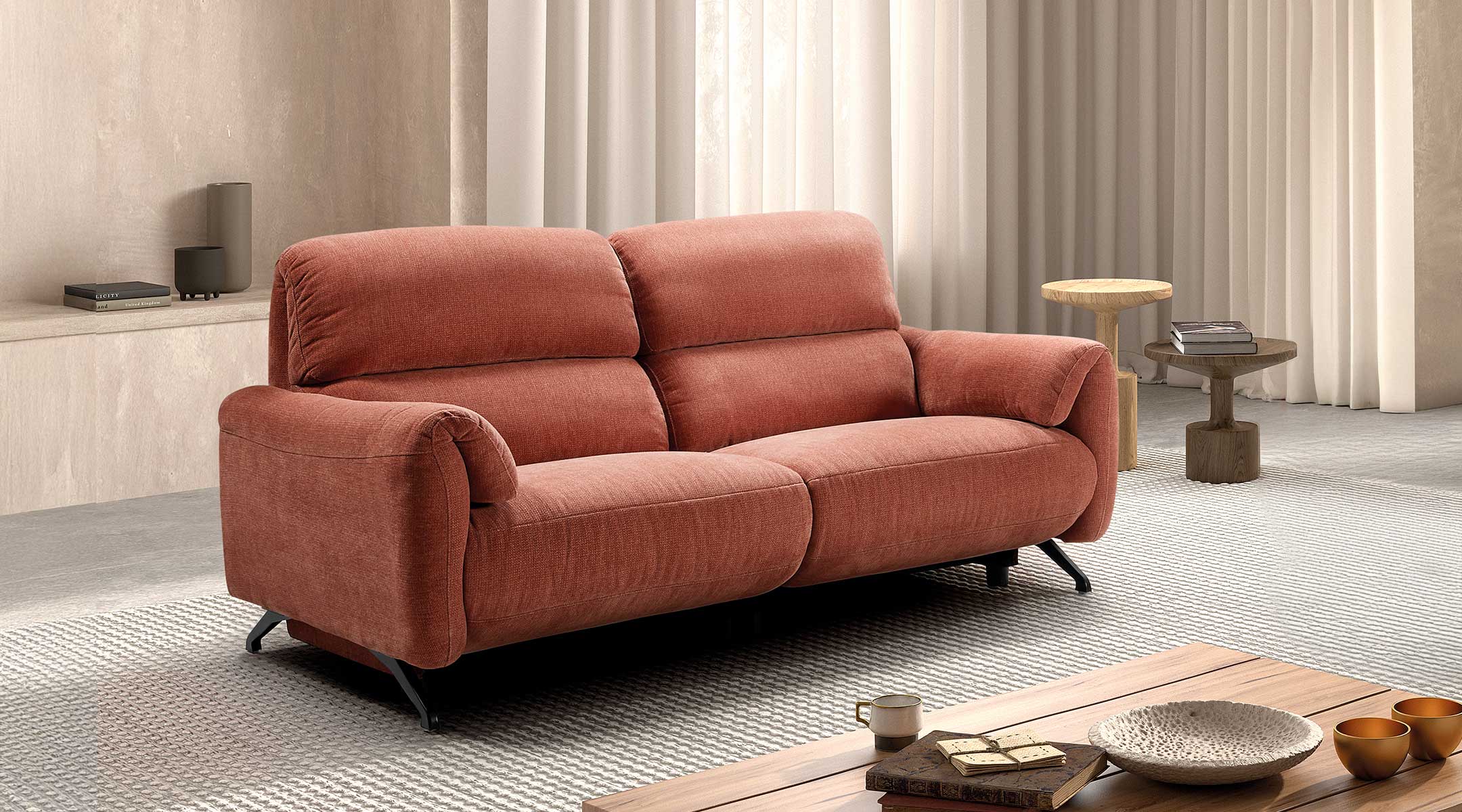 Sofá Velar en tela naranja con relax eléctrico fijo y diseño curvado y mullido