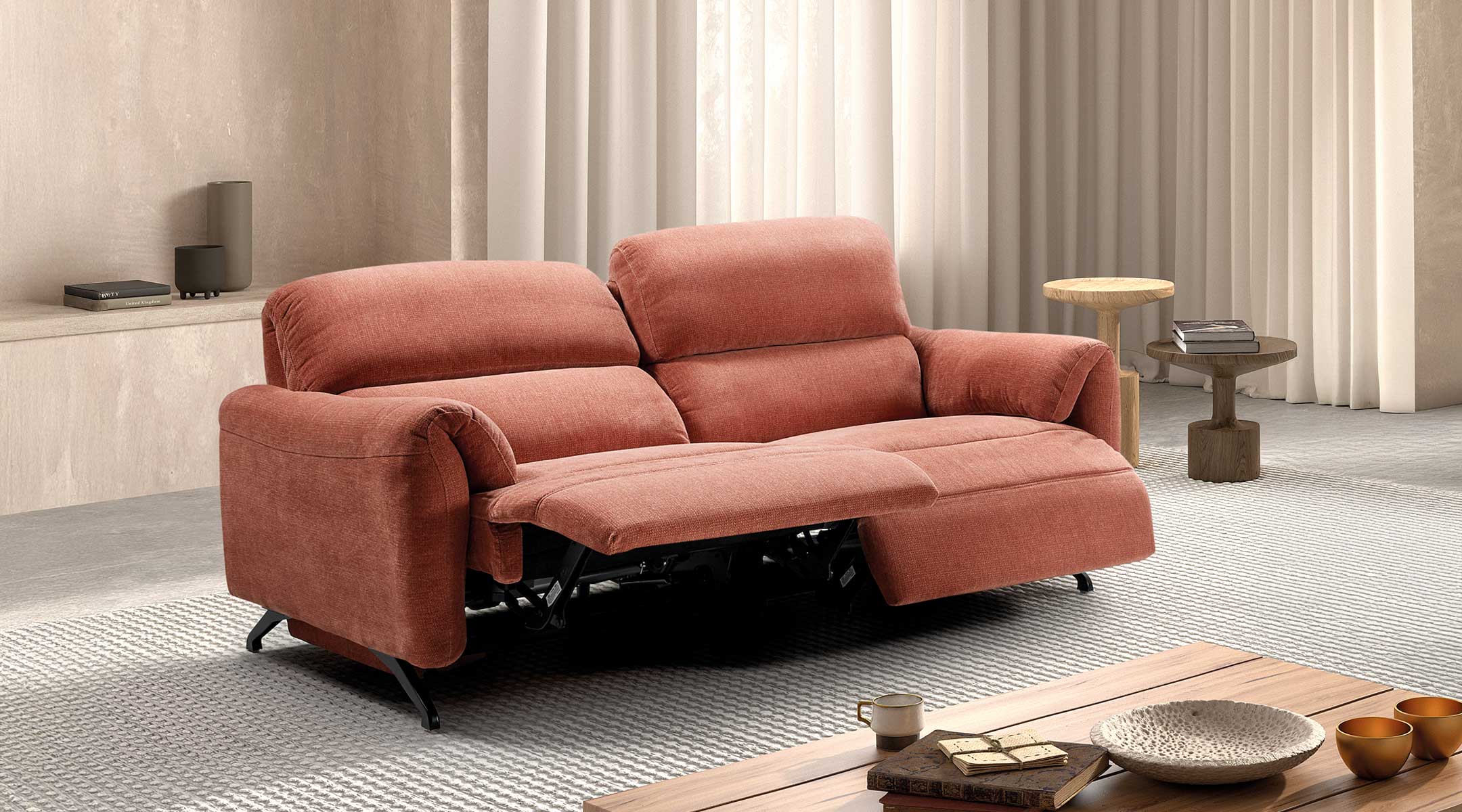 Sofá moderno Velar naranja curvo con relax eléctrico y tapizado impermeable
