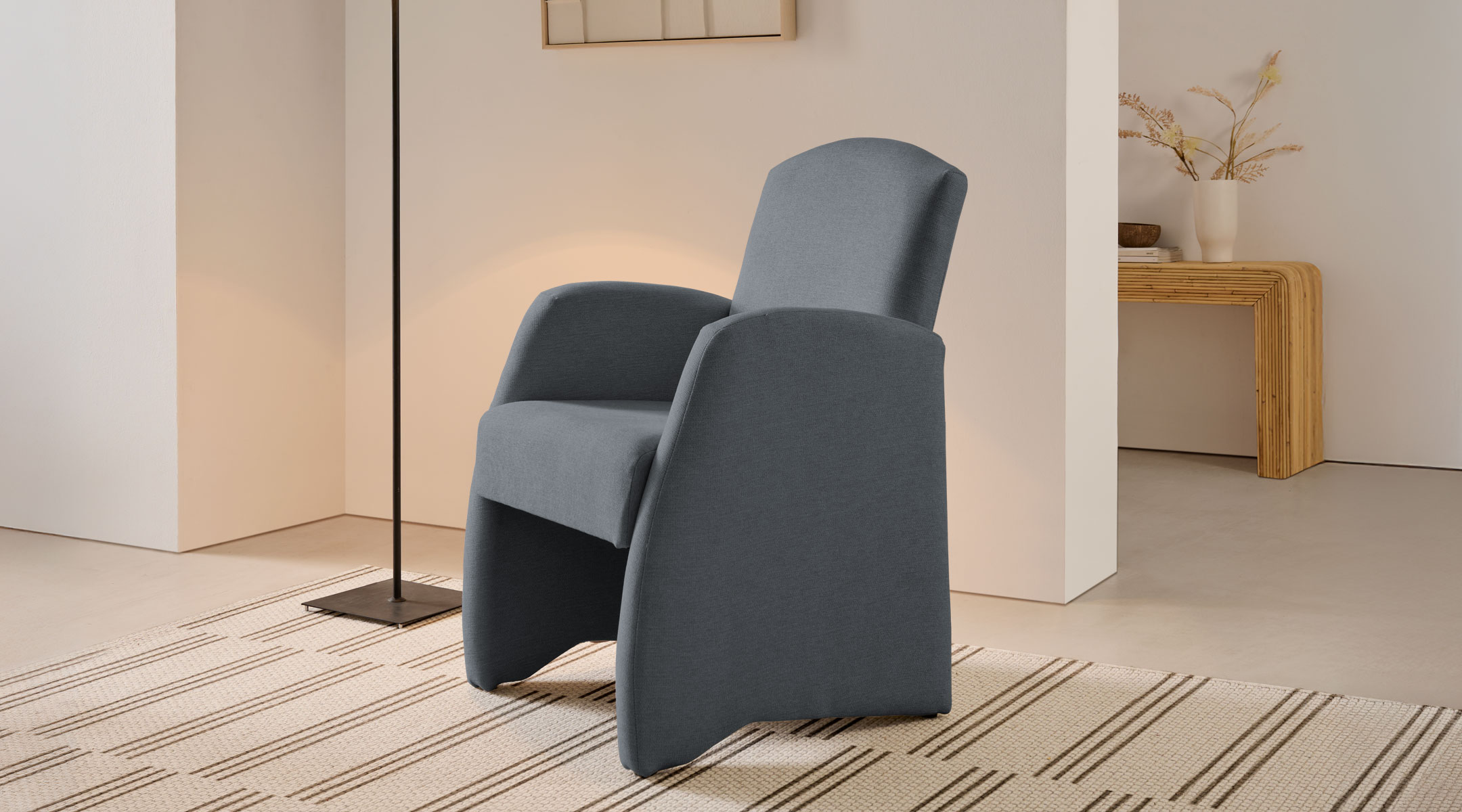 Butaca Ursa tapizada en tela Pisa 23 color gris con estructura de madera de pino y asiento firme