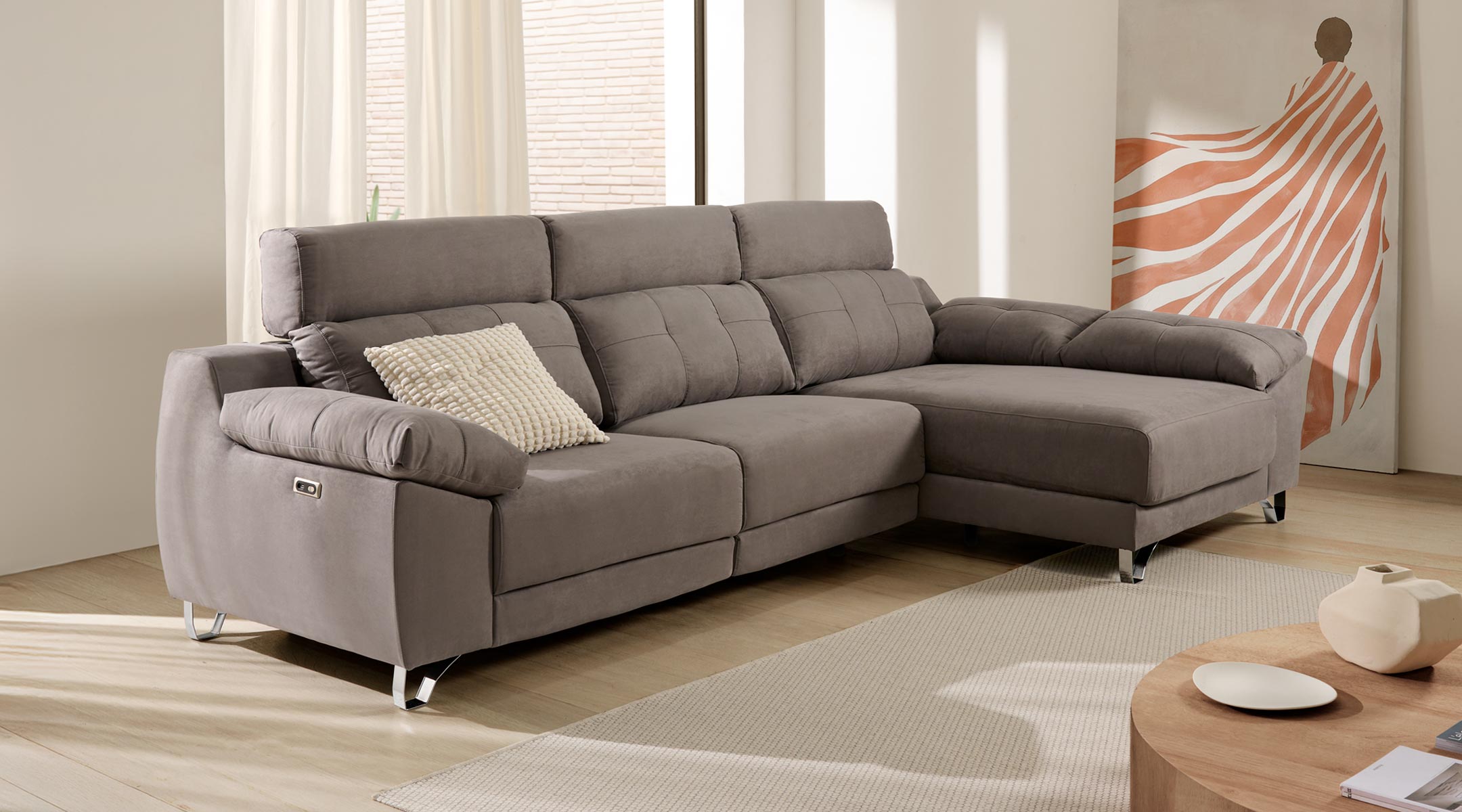 Sofá Chaise Longue Sally Relax Motorizado - Color Snack - Izquierda Sofá chaise longue motorizado modelo Sally tapizado en tela color Snack con terminal a la izquierda, sistema relax y puerto USB.