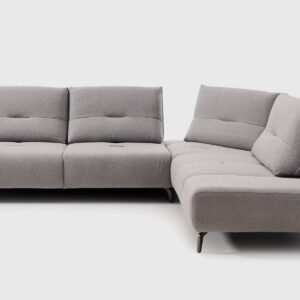 Sofá Teca rinconera 306×240 cm en tejido Loop 18 gris Sofá Teca rinconera con terminal abierto de 306 × 240 cm tapizado en tejido Loop color 18 gris, con asiento relax eléctrico y respaldos deslizantes