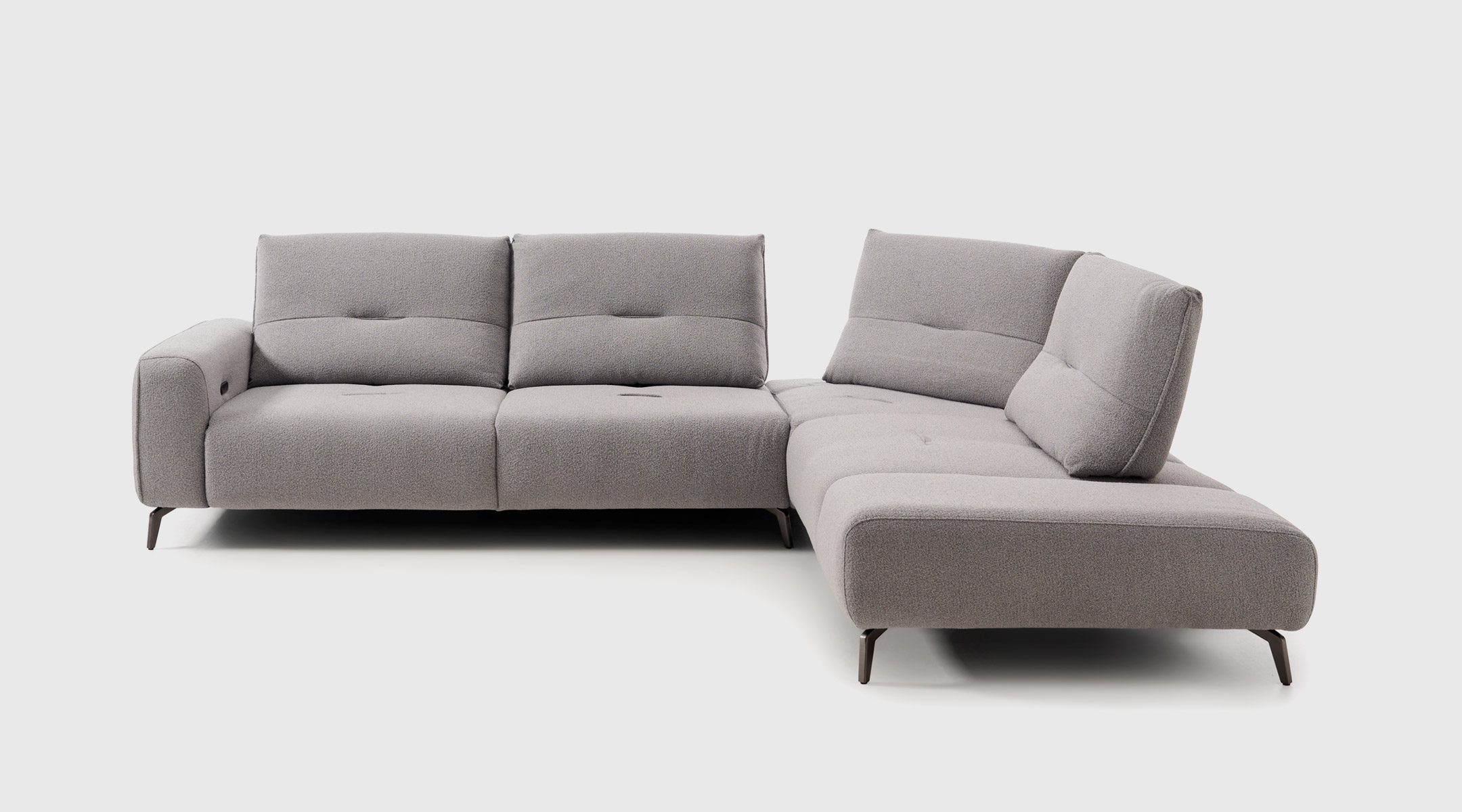 Sofá Teca rinconera 306×240 cm en tejido Loop 18 gris Sofá Teca rinconera con terminal abierto de 306 × 240 cm tapizado en tejido Loop color 18 gris, con asiento relax eléctrico y respaldos deslizantes