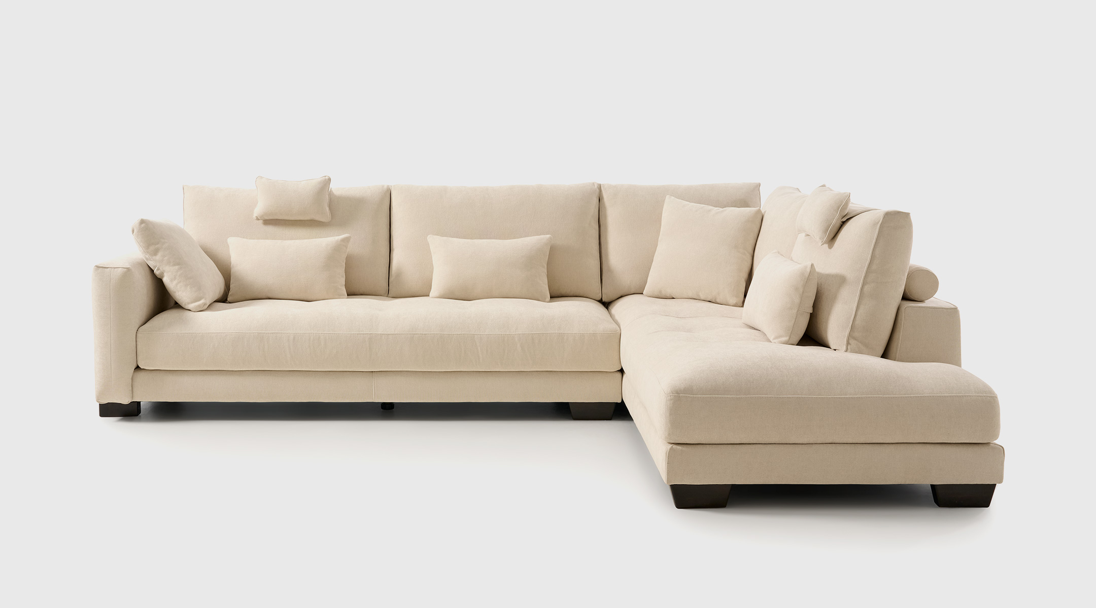 Sofá Essentia en tela Ricci 07, diseño elegante con respaldo fijo y cabezales reclinables multiposición Sofá Essentia de Mimma Gallery en tela Ricci 07 con diseño contemporáneo