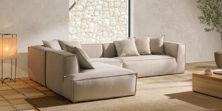 Detalle del tapizado y asientos del sofá Green con chaise longue derecha. Tela de tacto suave y tonos naturales para salones modernos.
