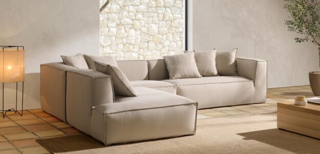 Detalle del tapizado y asientos del sofá Green con chaise longue derecha. Tela de tacto suave y tonos naturales para salones modernos.