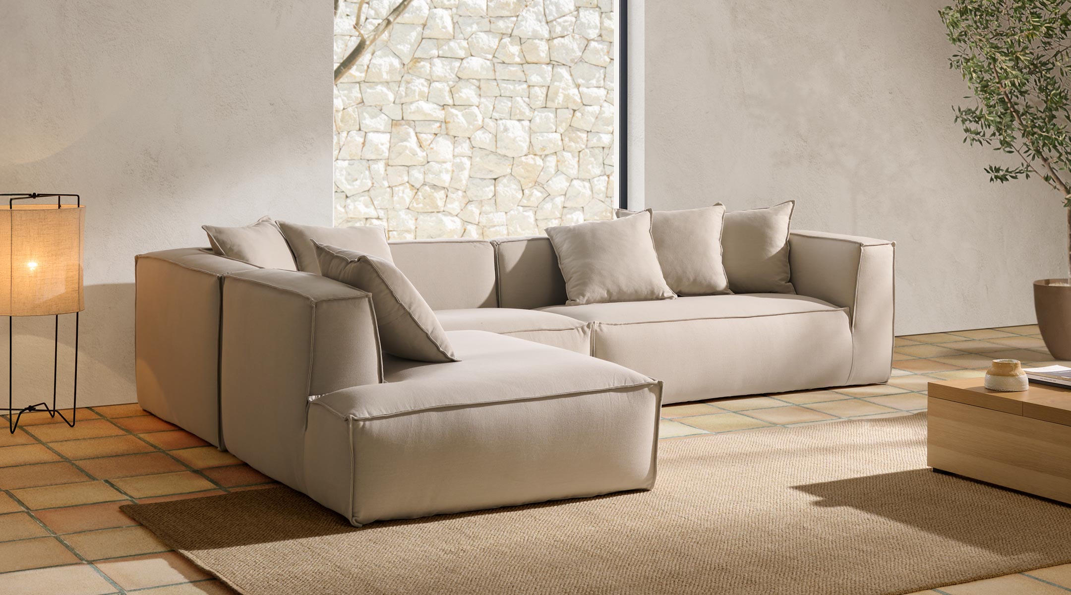 Sofá Chaise Longue Derecha Green - Adu Gris - Confort Natural Detalle del tapizado y asientos del sofá Green con chaise longue derecha. Tela de tacto suave y tonos naturales para salones modernos.