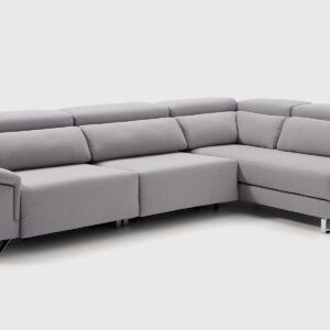 Sofá moderno modelo Place con chaise longue a la izquierda, cabezales reclinables y patas metálicas elevadas.
